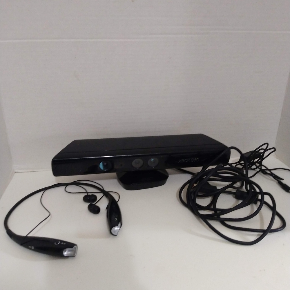 Kinect Sensor for XBox 360/w Earphones Bundle